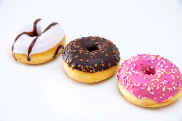 Eine Nahaufnahme Von Drei Verschieden Farbigen Donuts Die Dicht Hintereinander — Stockfoto