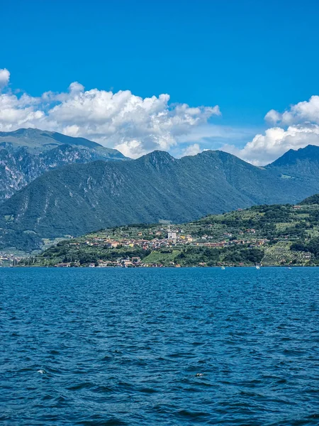 Der Azurblaue See Mit Den Bergen Hintergrund — Stockfoto