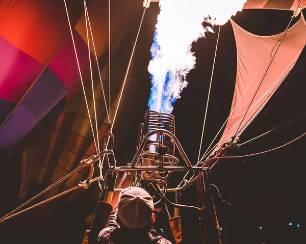 Μια Άποψη Των Αερόστατων Θερμού Αέρα Στο Σκοτάδι — Φωτογραφία Αρχείου