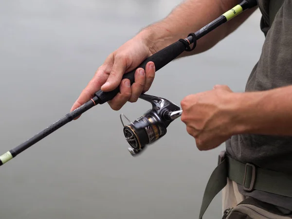 Fiskare Som Håller Snurrande Rulle Bredvid Floden — Stockfoto