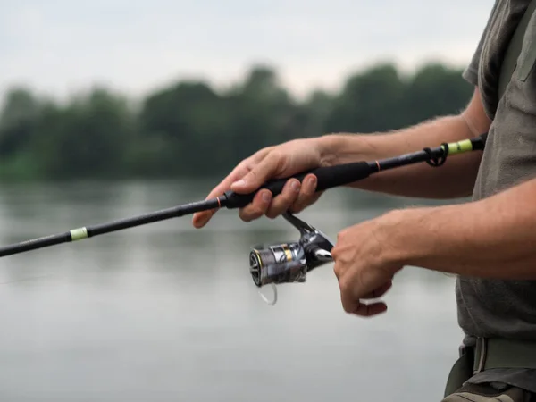 Fiskare Som Håller Snurrande Rulle Bredvid Floden — Stockfoto