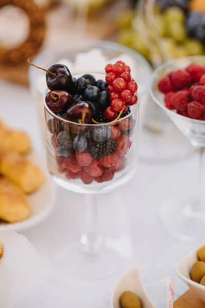 Eine Selektive Fokusaufnahme Einer Gesunden Frischen Fruchtmischung Glas — Stockfoto