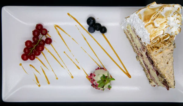 Кусок Карамельного Торта Тарелке Ягодами — стоковое фото