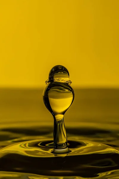 Una Representación Una Gota Agua Tonos Dorados —  Fotos de Stock