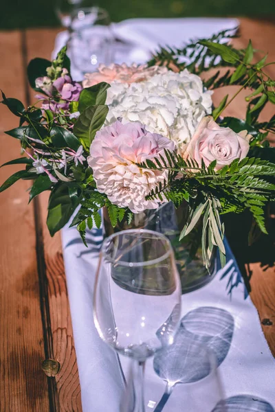 Крупный План Свадебного Цветочного Украшения Бокалами Вина — стоковое фото