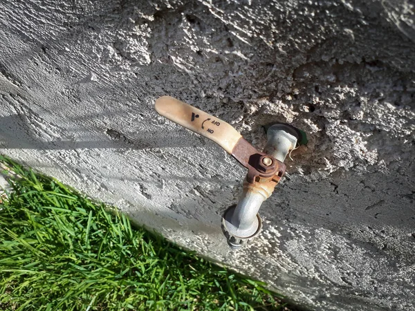 Closeup Old Faucet Rough Concrete Wall — Stock Photo, Image