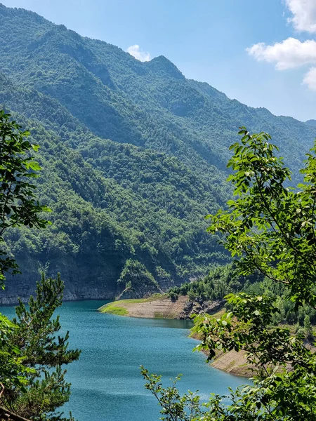 Lacul Azuriu Munții Fundal — Fotografie, imagine de stoc