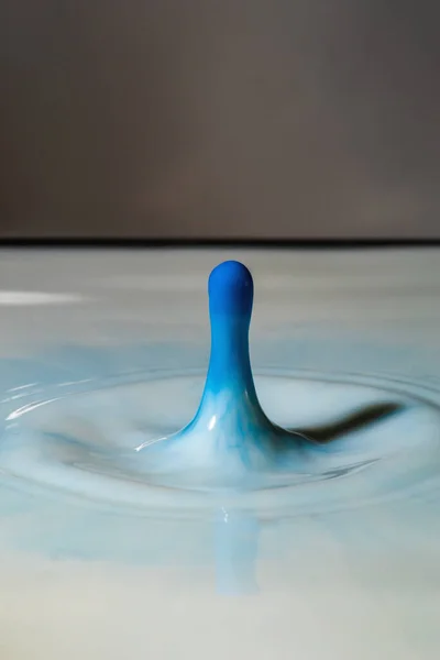 Μια Τρισδιάστατη Απόδοση Μιας Μπλε Σταγόνας Ένα Γάλα — Φωτογραφία Αρχείου