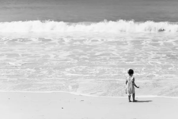 Una Escala Grises Una Niña Sola Playa — Foto de Stock