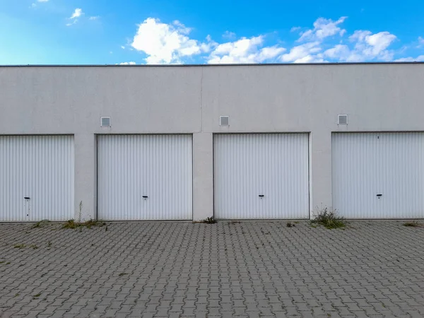Araba Garajı Olan Bir Binanın Dış Görünüşü — Stok fotoğraf