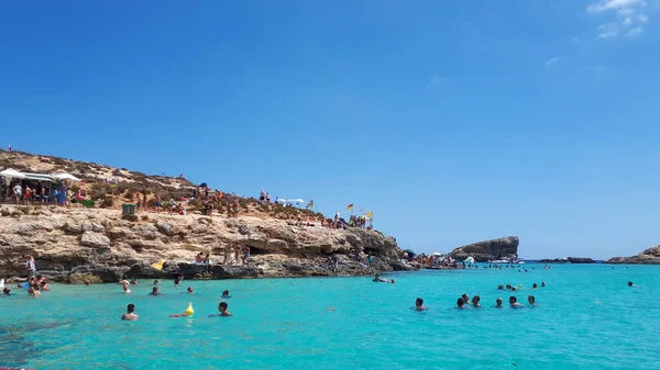2007年7月24日 在马耳他科米诺岛的一个蓝色泻湖中 满载着游客在小径上游泳和散步 — 图库照片