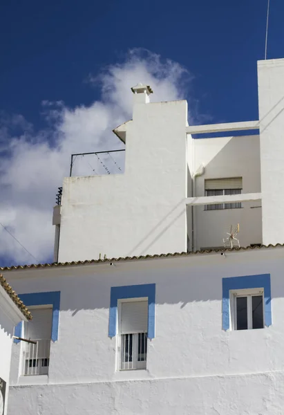 青い空の下で白い壁を持つ家の建物の低角度ショット — ストック写真