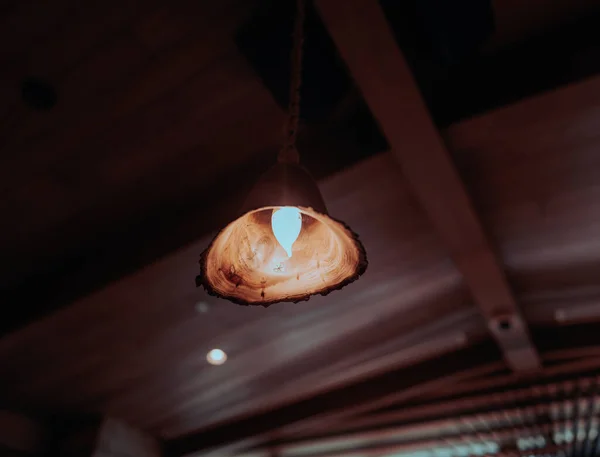 Nízký Úhel Záběru Hnědé Zvonovité Lampy Zavěšené Dřevěném Stropě — Stock fotografie
