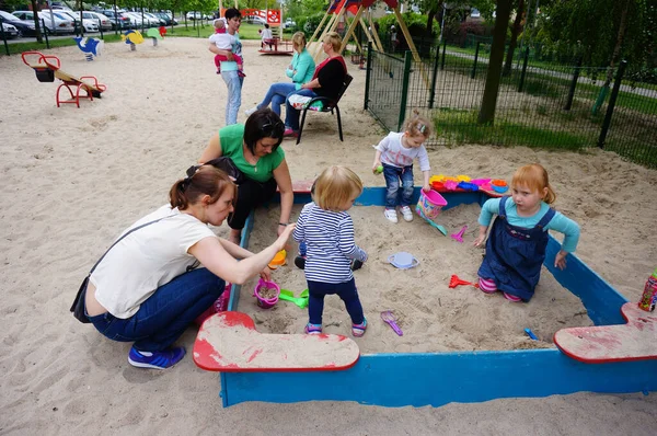 Poznan ポーランド 2015年5月12日 ポーランドのポズナンの遊び場で砂の穴でプラスチック製のおもちゃで遊ぶ小さなかわいい子供たち — ストック写真