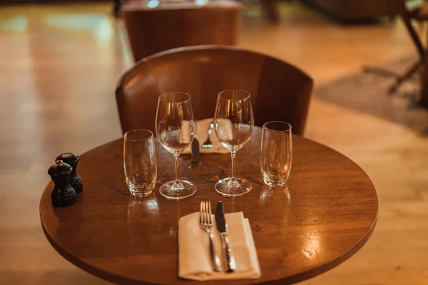 Utensílios Mesa Guardanapos Uma Pequena Mesa Redonda Com Uma Cadeira — Fotografia de Stock