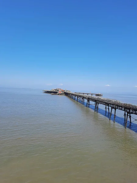 Eine Vertikale Aufnahme Von Docks Meer Unter Einer Hellen Skyline — Stockfoto