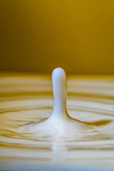 Rendering Drop Falling Milk Cream Yellow Tones — Stock Photo, Image