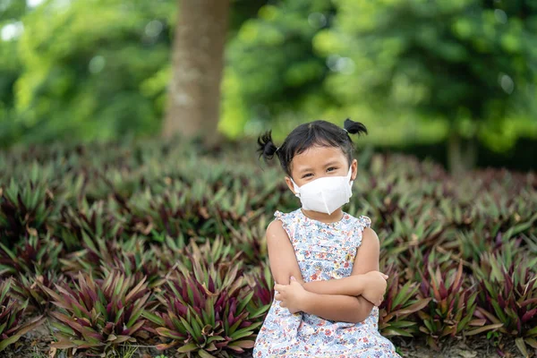 公園でフェイスマスクをした可愛いタイ人の女の子 — ストック写真