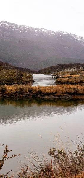 Река Текущая Горной Местности Осенью — стоковое фото