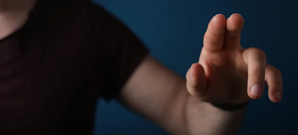 Tiro Perto Uma Mão Apontando Com Dois Dedos — Fotografia de Stock