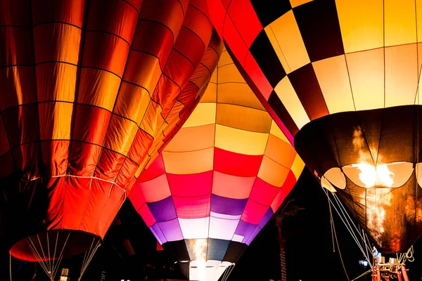 Karanlıktaki Sıcak Hava Balonları Manzarası — Stok fotoğraf