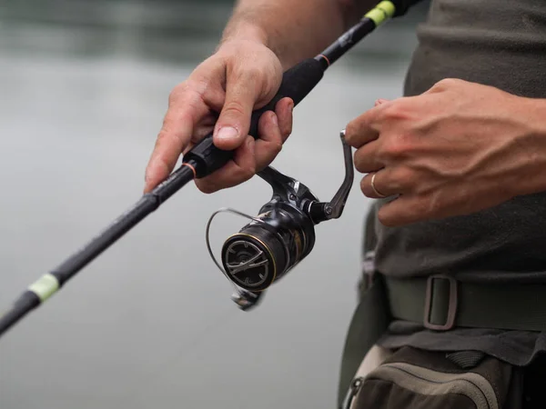 Pescatore Che Tiene Una Bobina Filatura Vicino Fiume — Foto Stock