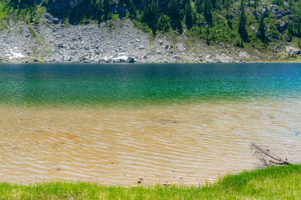 Une Belle Vue Sur Lac Calme Avec Des Arbres Arrière — Photo
