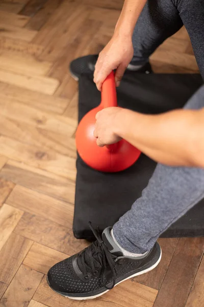 Primer Plano Vertical Mujer Haciendo Ejercicio Con Kettlebell Casa —  Fotos de Stock