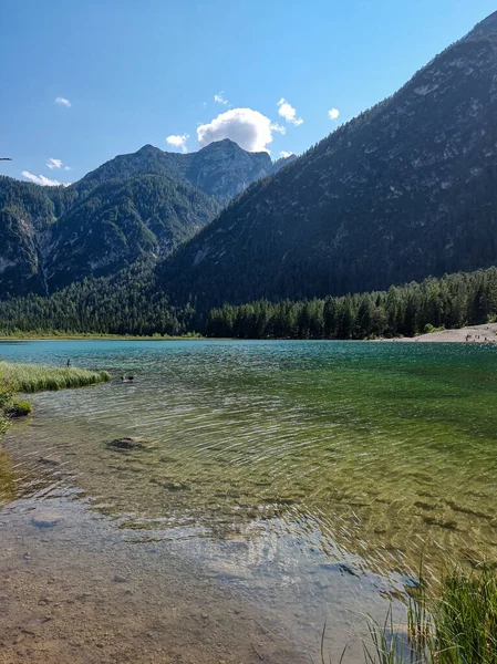 Lago Con Montagne Sullo Sfondo — Foto Stock