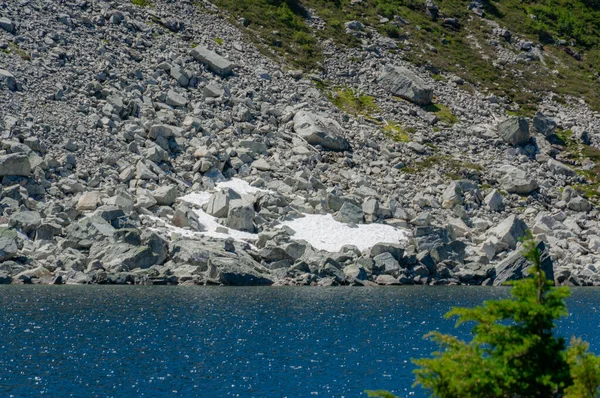 Uma Bela Vista Lago Calmo Com Pedras Fundo — Fotografia de Stock