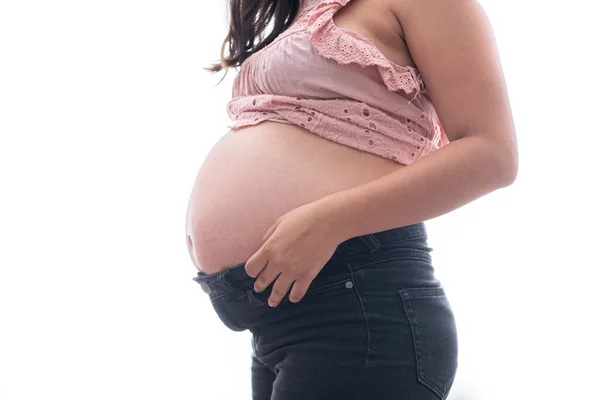 Detailní Záběr Těhotné Ženy Drží Její Otevřené Břicho Stojící Bílém — Stock fotografie