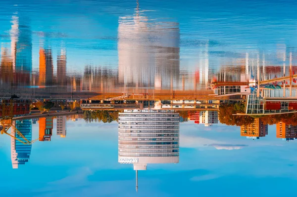 Une Vue Panoramique Paysage Urbain Avec Reflet Des Bâtiments Sur — Photo