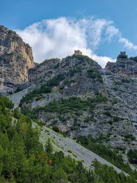 Las Montañas Bajo Cielo Azul Con Los Árboles Verdes Ellos —  Fotos de Stock