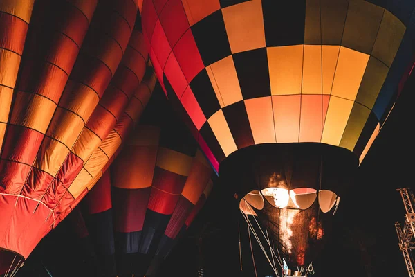 Karanlıktaki Sıcak Hava Balonları Manzarası — Stok fotoğraf