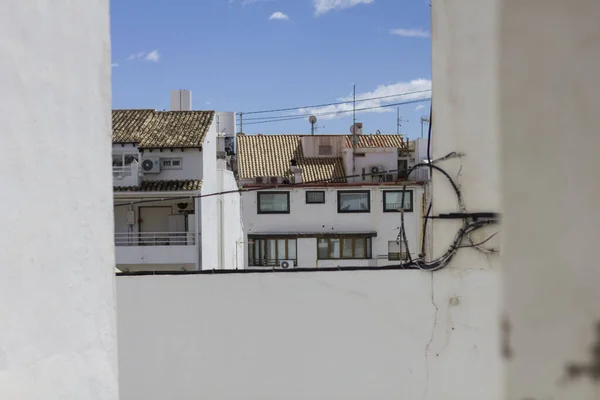 Een Oud Landelijk Huis Gebouw Onder Een Blauwe Bewolkte Lucht — Stockfoto