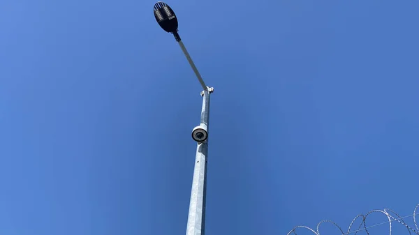 Eine Flache Aufnahme Einer Überwachungskamera Auf Einem Lichtmast — Stockfoto