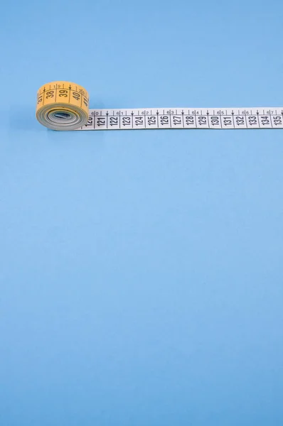 Una Vista Dall Alto Roll Meter Sfondo Giallo — Foto Stock