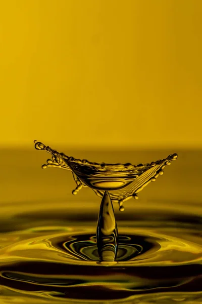 Una Representación Salpicaduras Agua Tonos Dorados — Foto de Stock