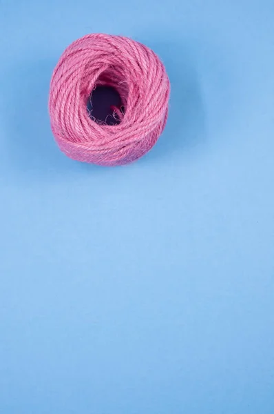 Une Vue Dessus Fil Corde Fil Coloré Sur Fond Bleu — Photo