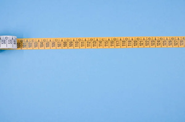 Une Vue Dessus Compteur Rouleaux Sur Fond Jaune — Photo