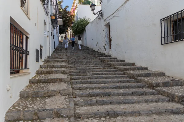 Uma Rua Estreita Com Escadas Entre Edifícios — Fotografia de Stock