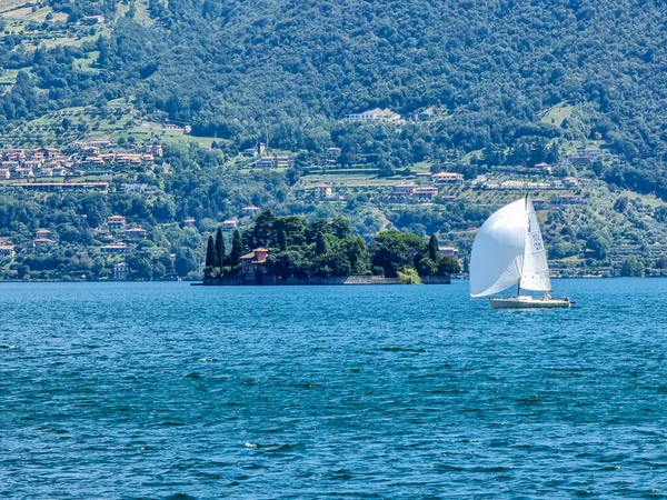 Lago Azzurro Con Montagne Sullo Sfondo — Foto Stock