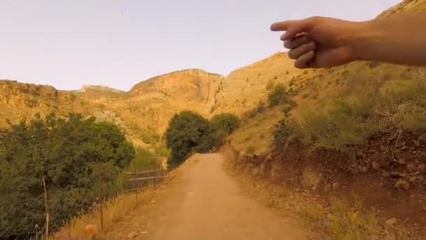 Bela Paisagem Com Estrada Montanha Apontando Mão Uma Pessoa Andando — Vídeo de Stock