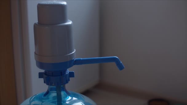 Filmmaterial Von Wasserflasche Mit Pumpe — Stockvideo