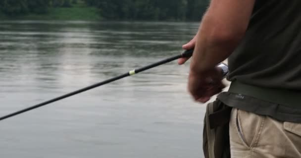 Съемка Крупным Планом Человека Рыбачащего Озере — стоковое видео