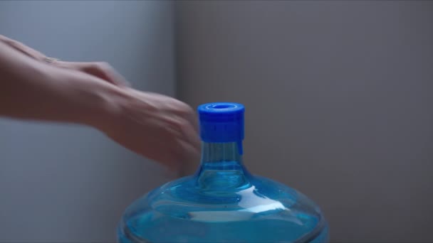 Metraje Botella Agua Con Bomba — Vídeo de stock