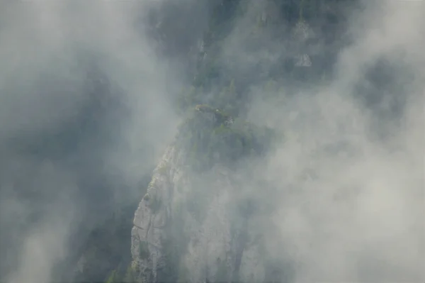 Uma Visão Nevoeiro Sobre Precipício — Fotografia de Stock