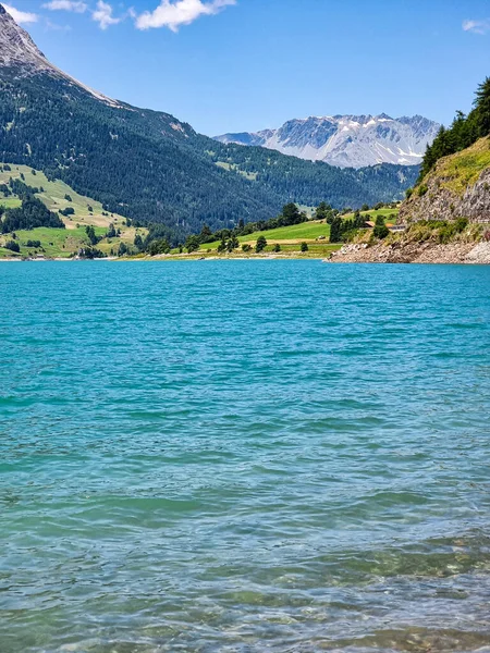 Lago Com Montanhas Fundo — Fotografia de Stock