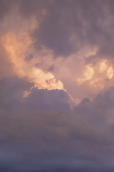 Plano Vertical Impresionante Vista Cielo Nublado Atardecer — Foto de Stock