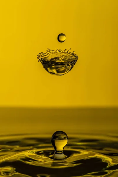 Rendering Falling Water Drop Gold Tones — Stock Photo, Image